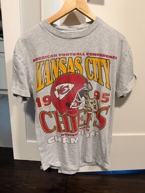 Abercrombie & Fitch Kansas City Chiefs Gray Tee with Red and Yellow Graphic